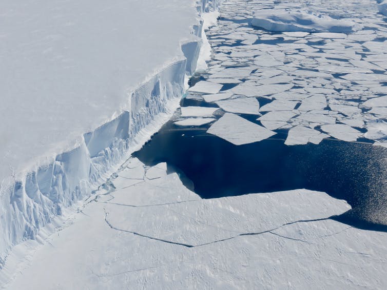 Le sort de la calotte glaciaire de l’Antarctique occidental repose sur le glacier Thwaites. Si le front du glacier Thwaites se brise, une masse de glace encore plus grande se mêlera aux eaux chaudes. (Karen Alley)