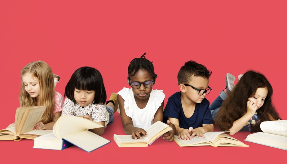 Chaque enfant avance dans la découverte de la lecture et des livres à un rythme qui lui est propre. Shutterstock