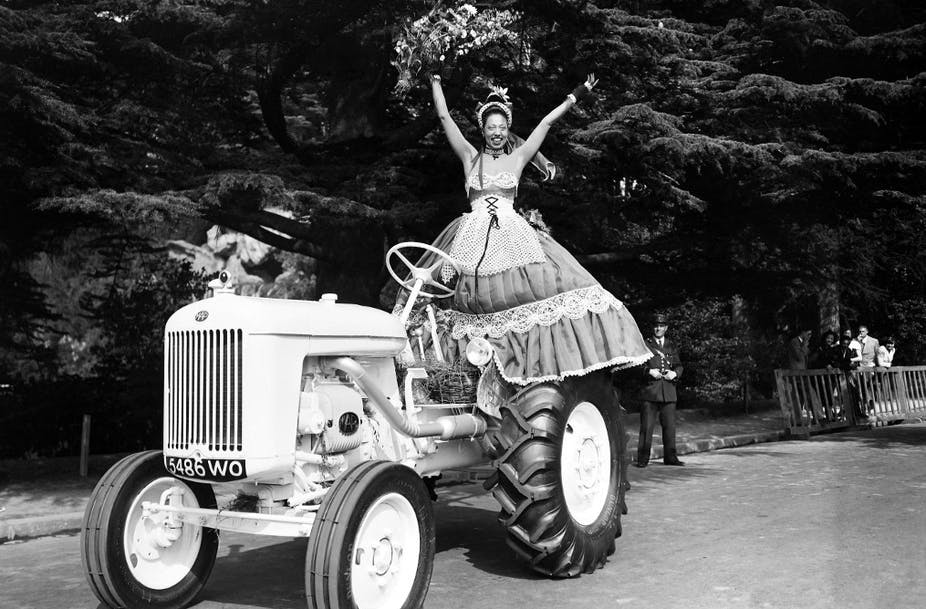 Le 23 juin 1949, Joséphine Baker pose lors du concours d'élégance automobile au Bois de Boulogne. AFP