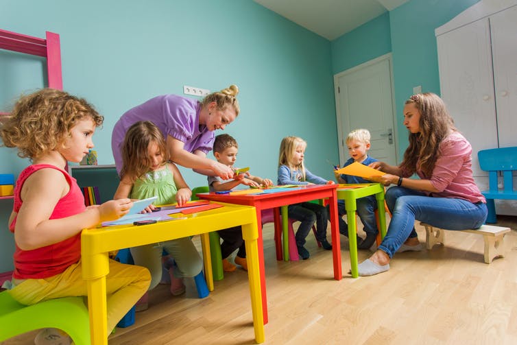 Les femmes de service accèdent à des tâches éducatives au fur et à mesure que l’école maternelle et le métier d’enseignant·e en maternelle évoluent. Shutterstock