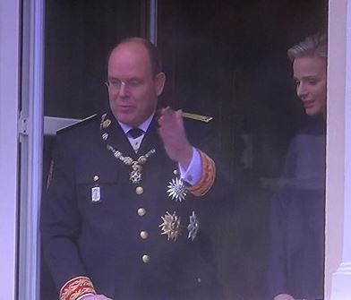 Le couple princier salue les sujets monégasques et touristes courageux qui se sont déplacés pour les voir malgré la météo maussade. (c) CDB