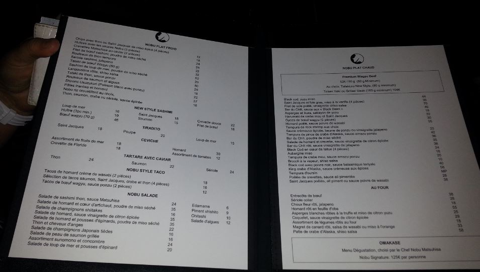 L'une des serveuses de Nobu présente la carte. Photo (c) E.E.