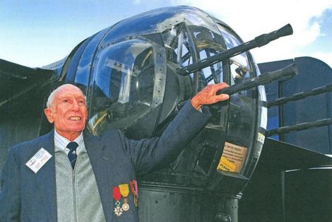 Lucien Malia avec la mitrailleuse arrière du Bombardier Halifax du Yorkshire Air Museum. Photo courtoisie (c) DR