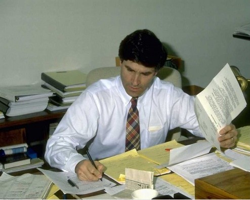 Le journaliste politique est-il vraiment impartial? Photo libre de droits.