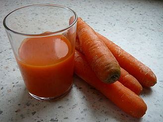Très bon détoxifiant: le jus de carottes frais. Photo (c) Salix