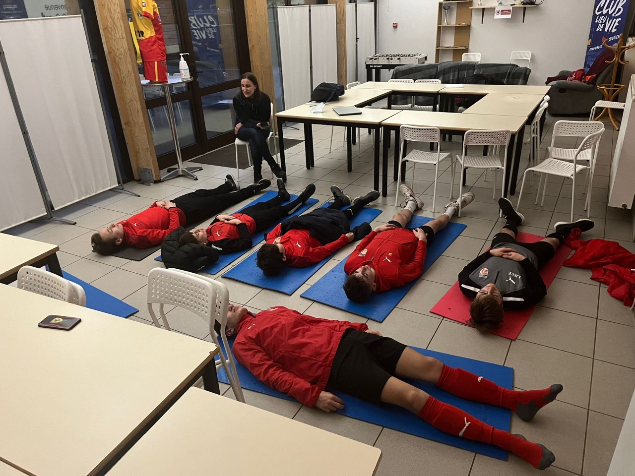 Alice Fleckstein Soprologue. Séance animée auprès de jeunes qui ont entre 12 et 15 ans et qui sont des membres du club de foot du FCOT (football club ouest tourangeau) situé à Ballan-Miré et Savonnières.