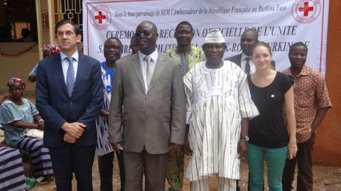 De gauche à droite en première ligne : Ambassadeur de France, Ministre de la Santé, Président de la Croix-Rouge et Volontaire Internationale de Monaco, Représentante pays de la Croix-Rouge monégasque. Photo courtoisie (c) DR