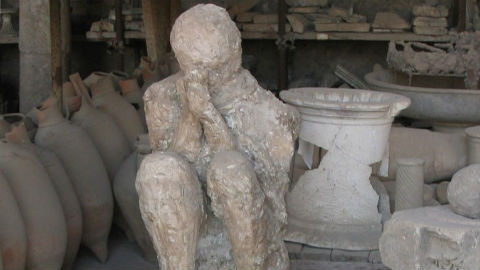 Homme pétrifié à Pompéi. Photo © Virginie Dubreuil
