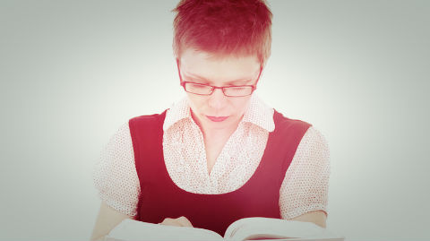 La lectrice type? Une femme plus affirmée que fleur bleue. Image du domaine public. Cliquez ici pour choisir parmi les titres de la littérature sentimentale