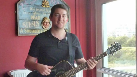 Vivien Lamirand, guitariste des Walking Donut's, en concert samedi 30 août au Yacht Club de Calais. Cliquez ici pour accéder à la page Facebook