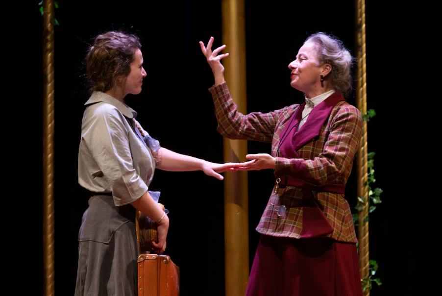 La duchesse d'Andinet d'Andain, interprétée par Valérie Français accueille l'ingénue Amanda