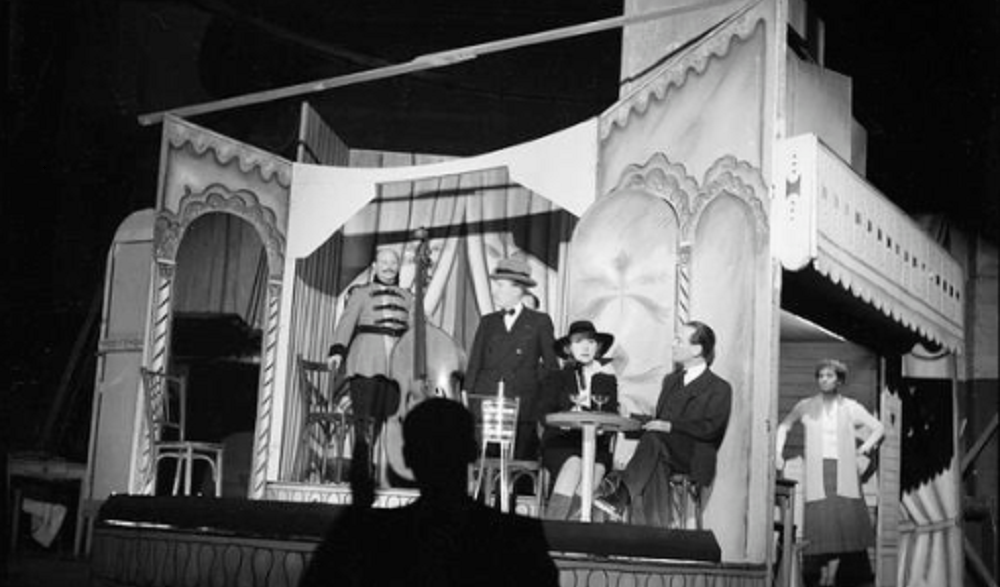 Yvonne Printemps et Pierre Fresnay en prince amoureux dans la pièce Léocadia de Jean Anouilh jouée au Théâtre de la Michodière en 1940 © Fondation Roger Pary