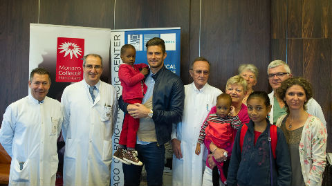 Olivier Giroud, footballeur en équipe de France et à Arsenal, Ambassadeur du Monaco Collectif Humanitaire, entouré des médecins du Centre Cardio-Thoracique,  des enfants et leurs familles d'accueil et du  Directeur de la Coopération Internationale. Photo (c) Sébastien Darasse / Realis