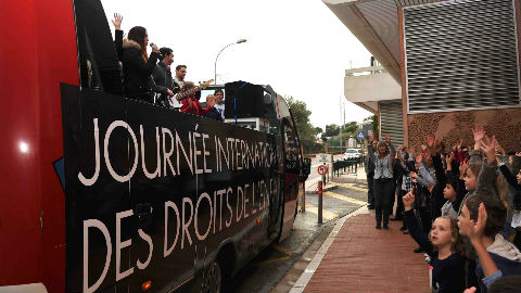 Le bus-orchestre de la Journée Internationale des droits de l&#039;Enfant devant l&#039;Ecole des Révoires. Photo (c) Manuel Vitali / CDP