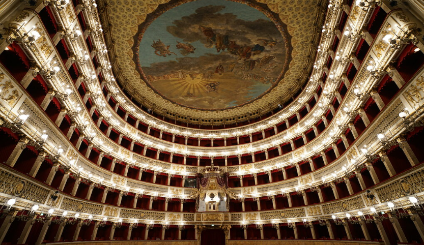 Le théâtre San Carlo, l'un des théâtres les plus célèbres au monde et l'un des plus anciens théâtres lyriques d'Europe © Flickr