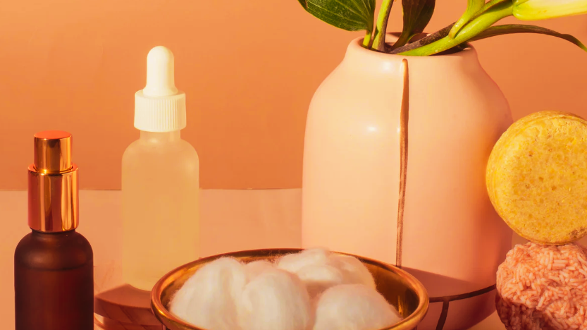 La lotion tonique permet au sérum ou à la crème de mieux pénétrer et d’être encore plus efficace. © Podcast Journal