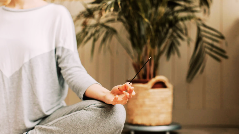 La méditation est une pratique douce, où vous devez accepter vos pensées sans pour autant les laisser vous envahir © Podcast Journal