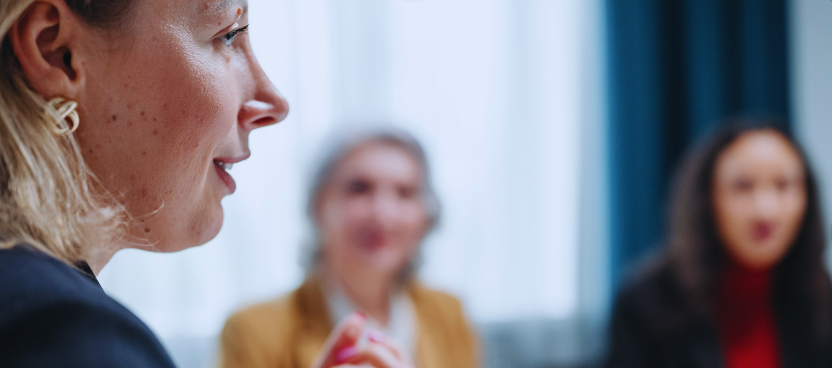 Un débit trop rapide est le signe d’une anxiété, une voix trop forte exprime un désir de domination © Podcast Journal