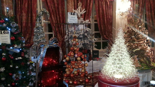 Ces arbres de Noël ont été vendus aux enchères à Monaco, au profit de l'Association Action Innocence qui œuvre en faveur des enfants défavorisés. Photo (c) Eva Esztergar