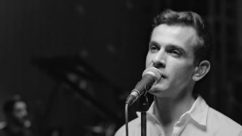 Cliquez ici pour accéder à la page de l'artiste