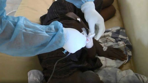 Un patient atteint d'Ebola en Sierra Leone. Photo (c) UNDP