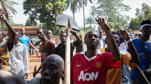 Après que deux musulmans ont été tués, apparemment par des chrétiens, la communauté musulmane manifeste devant le siège de la Mission des Nations Unies, MINUSCA, dans la capitale de Bangui. Photo (c) ONU / Nektarios Markogiannis