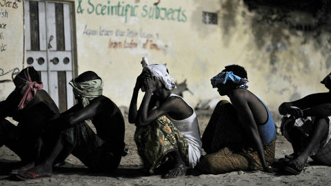 A Mogadiscio, des militants présumés d’al-Shabaab attendent d’être emmenés pour être interrogés au cours d’une opération conjointe par les services de sécurité somaliens et la Mission de l’Union africaine en Somalie (AMISOM). Photo (c) ONU / Tobin Jones