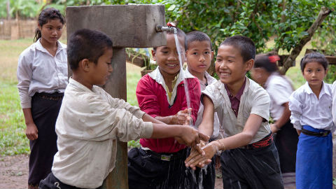 Dans une école au Laos, en Asie du Sud-Est, les enfants apprennent l’importance du lavage des mains, de boire de l’eau potable, et d’utiliser des ustensiles propres. Photo (c) Banque Mondiale / Bart Verweij