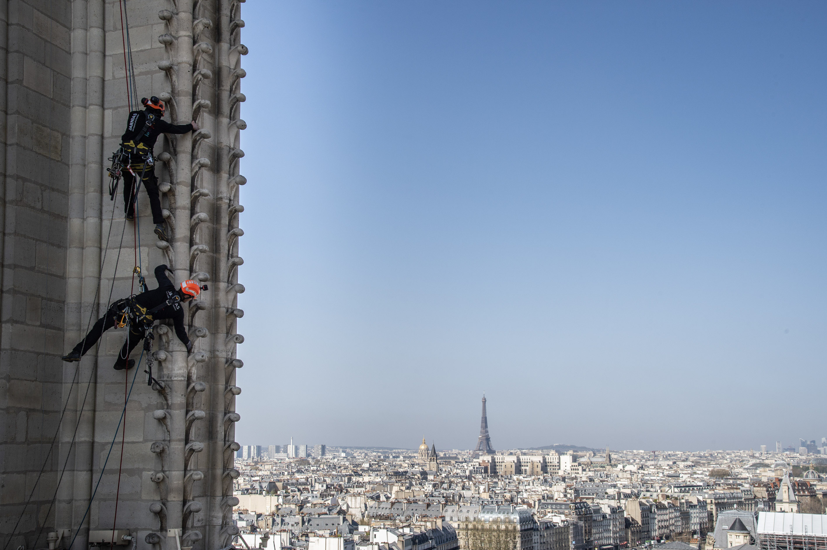 Au sommet de l'architecture parisienne : Les cordistes de Jarnias, gardiens des hauteurs et de l'histoire. (c) Véronique Wasa, Jarnias.