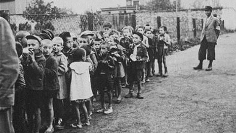 Des enfants attendant leur déportation au camp de concentration. Photo du domaine public.