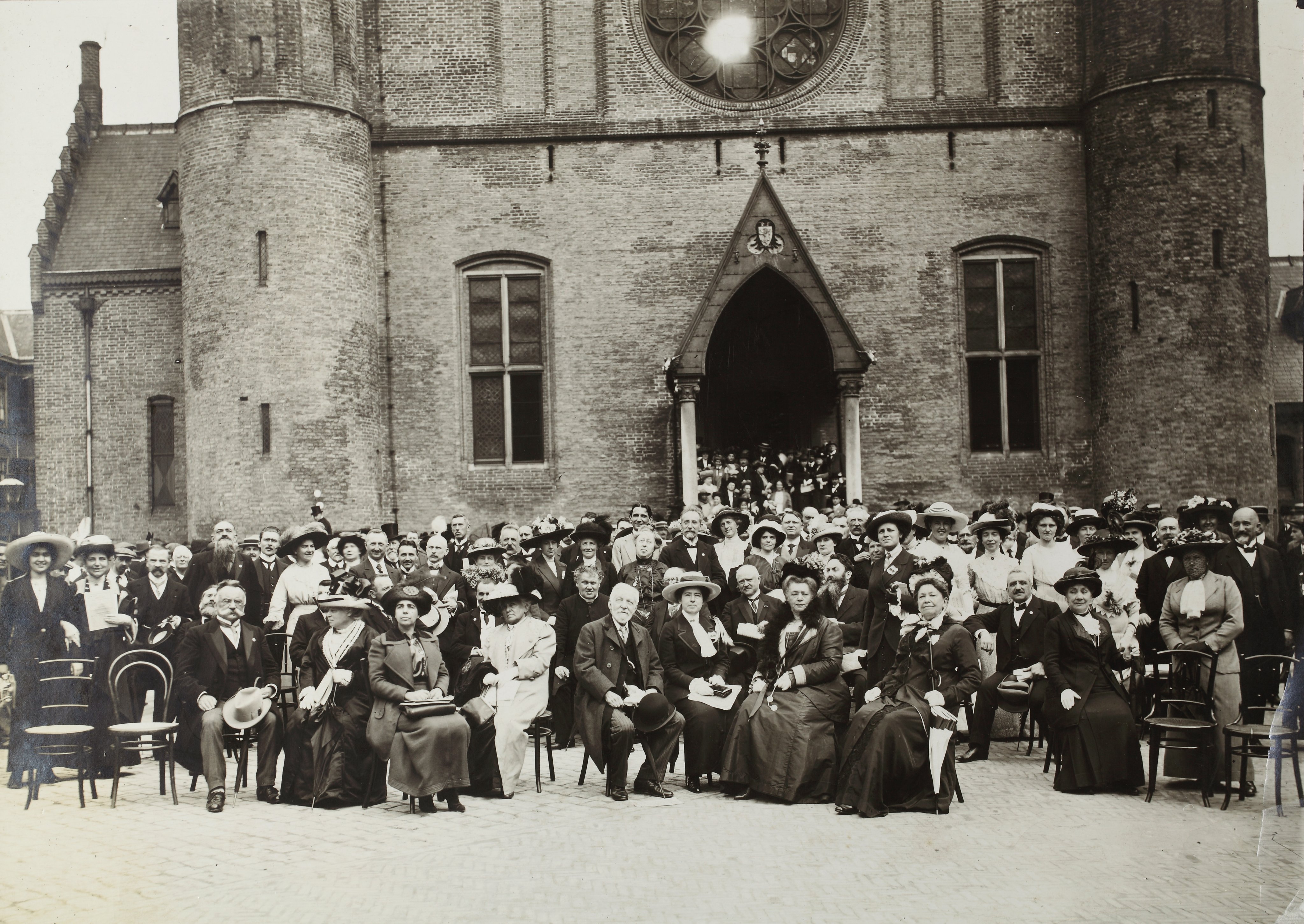Photo de BvS prise lors de la seconde conférence internationale de La Haye (1907), parmi des participants - source: Mundaneum/Wikipedia (https://fr.wikipedia.org/wiki/Seconde_conf%C3%A9rence_de_La_Haye#/media/Fichier:Deuxi%C3%A8me_Conf%C3%A9rence_de_la_paix_de_La_Haye.jpg)