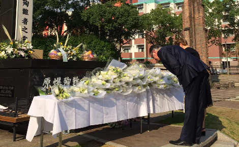 S.E.M. Patrick Médecin, Ambassadeur de Monaco au Japon et son épouse lors des cérémonies du souvenir à Nagasaki. Photo (c) DR