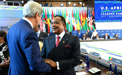 Denis Sassou N'Gasso avec John Kerry, lors du sommet USA-Afrique en 2014. Image du domaine public.