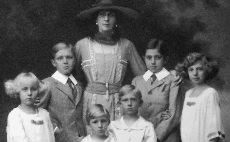 La reine Victoria avec ses six enfants. Image du domaine public.