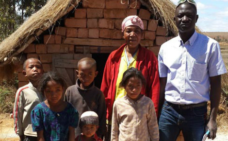 Avec dame Aimée et ses enfants, fière de sa latrine réalisée dans le cadre du programme GSF. Photo (c) A.T.