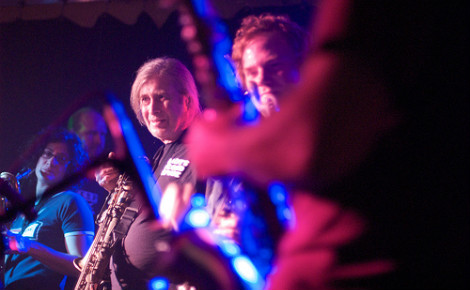 Steve MacKay en tournée avec le Radon Ensemble en 2008. Photo (c) V'ron. Cliquez ici pour accéder à la page de l'artiste