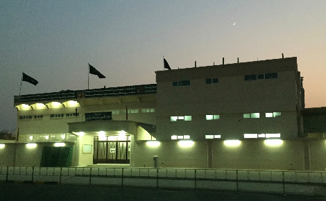 Husseiniya, lieu de culte chiite, entourée de barrières et dont l'entrée est très surveillée dans le quartier résidentiel koweïtien Jabriya. Photo (c) Bulent Inan