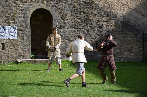 Les membres de la Seigneurie du Mont-Denis s'entraînant au combat médiéval. Photo (c) MMM