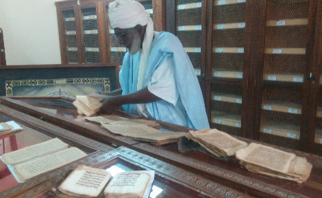 Le Grand Imam de la Mosquée de Djingarey Ber dans la bibliothèque familiale Ben Essayouti. Photo (c) Myrline Mathieu