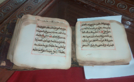 Un manuscrit dans la bibliothèque familiale Ben Essayouti. Photo (c) Myrline Mathieu