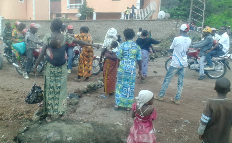 Des veuves des FARDC tentent de barricader la route en utilisant des pierres à Goma, en novembre 2015. Photo (c) Pierre Buingo