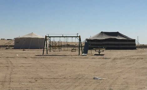 Campement appartenant à une famille koweïtienne avec enfants (infrastructures de loisirs), dans la partie sud du désert. Photo (c) Bulent Inan