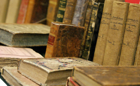 Livres anciens exposés au salon du livre d'histoire. Photo (c) Sabrina Belkhiter.