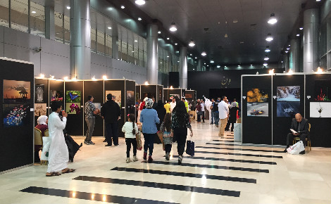 Entrée de la galerie d'art contemporain au Salon international du livre du Koweït 2015. Photo (c) Bulent Inan.