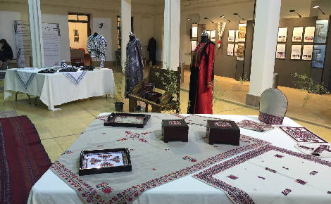 Les robes traditionnelles brodées présentent des couleurs et motifs différents selon chaque région palestinienne. Photo (c) Bulent Inan.
