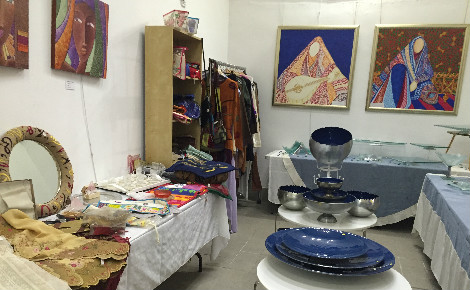 Peintures, poteries et objets brodés palestiniens. Photo (c) Bulent Inan.