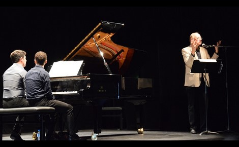 Au piano, Samuel Fernandez et Rémi Geoffroy. Didier Patel explique l’œuvre. Photo (c) M. Marchand-Moury