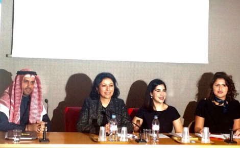 Les organisateurs de la conférence en présence de deux étudiantes koweïtiennes en France. Photo (c) Ambassade de France au Koweït.