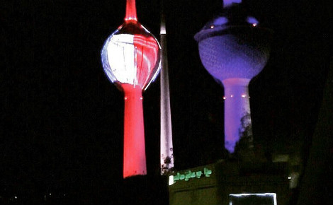 Les tours du Koweït habillées aux couleurs de la France. Photo (c) Bulent Inan.