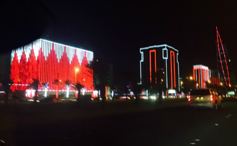Immeubles à Manama, illuminés des couleurs du drapeau bahreïni à l'occasion de la fête nationale. Photo (c) Rima Ayoub